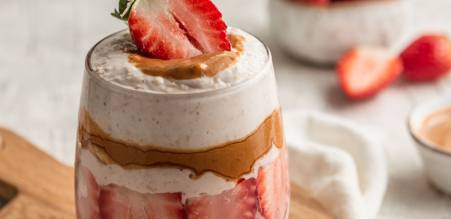 Vegan strawberry overnight oats