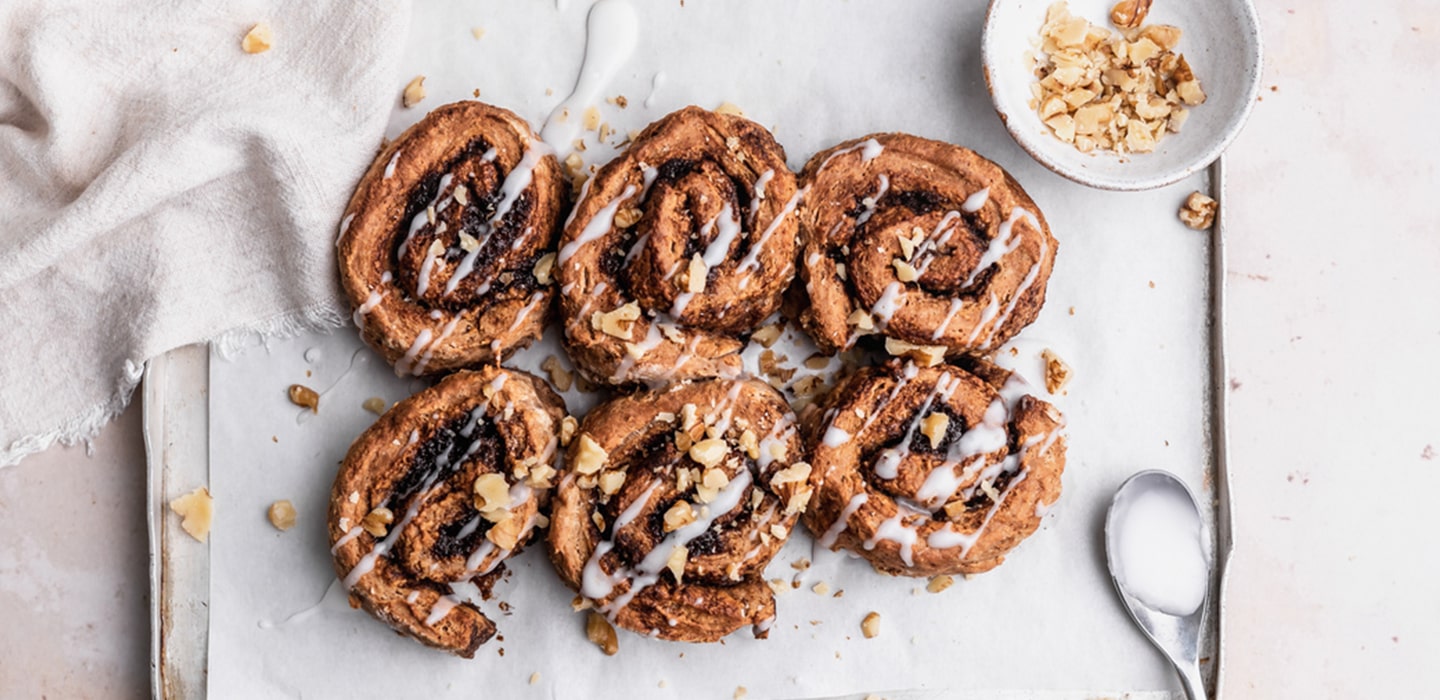 Vegane Zimtschnecken auf der Tischplatte