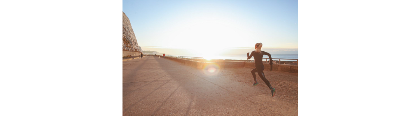 Femme courant au lever du soleil