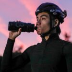 ciclista che beve dalla bottiglia