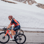 INEOS Cycliste montant une colline lors du Giro