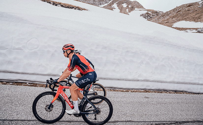 INEOS Fahrer, der beim Giro einen Hügel hinauffährt