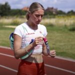 Jessie Knight comiendo una barrita de proteínas SiS