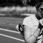 Jessie Knight mange une barre protéinée SiS