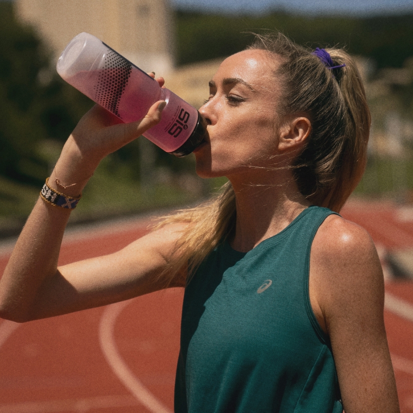 Eilish McColgan bebiendo de la botella