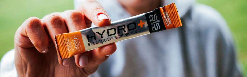 抱着 SiS hydro+ 的女孩