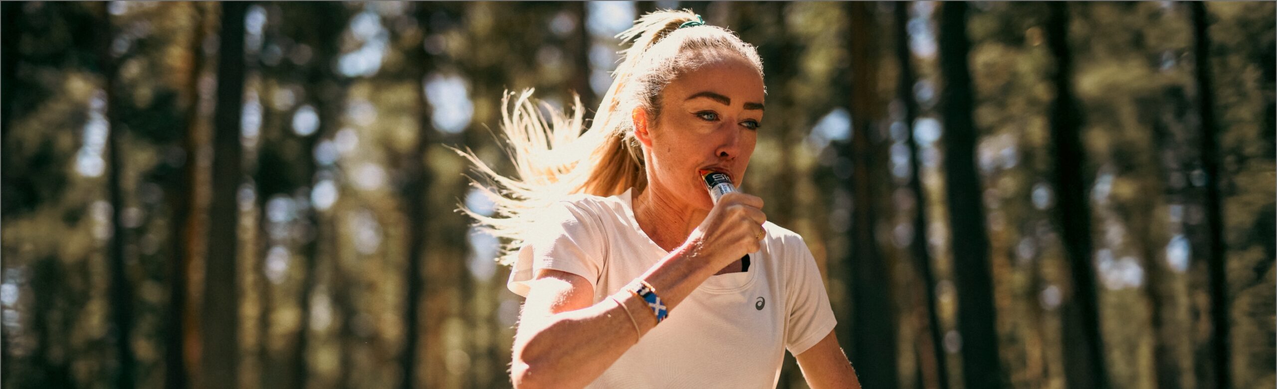 Eilish McColgan tomando un BETA fuel el entrenamiento.