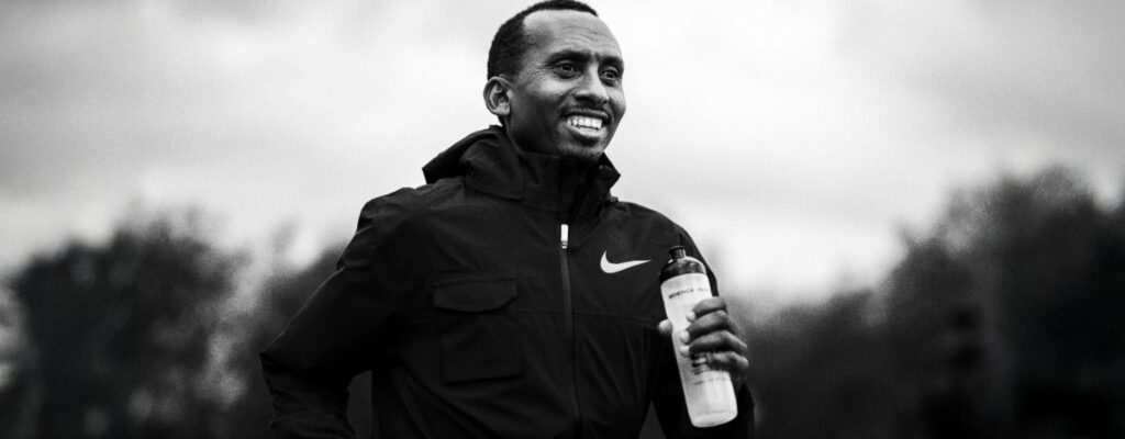 Coureur pro tenant une bouteille SiS