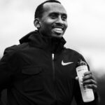 Corredor_de_élite_masculino_sosteniendo_una_botella_SiS