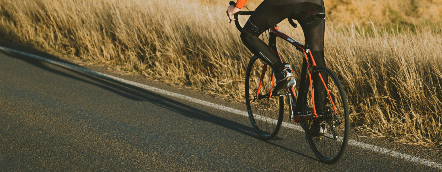 Radfahrer, der durchs Land fährt