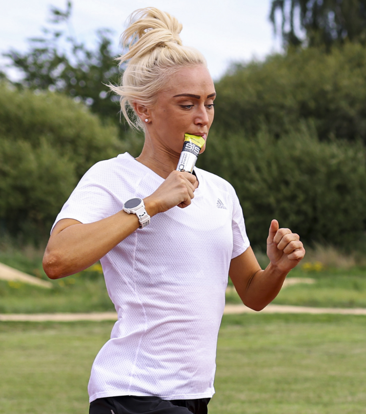 Une femme qui court en prenant un gel SiS GO