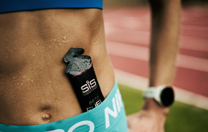 Un deportista sudado con BETA Fuel sus pantalones cortos de correr