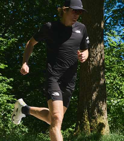Un coureur de l'UTM qui descend la colline.