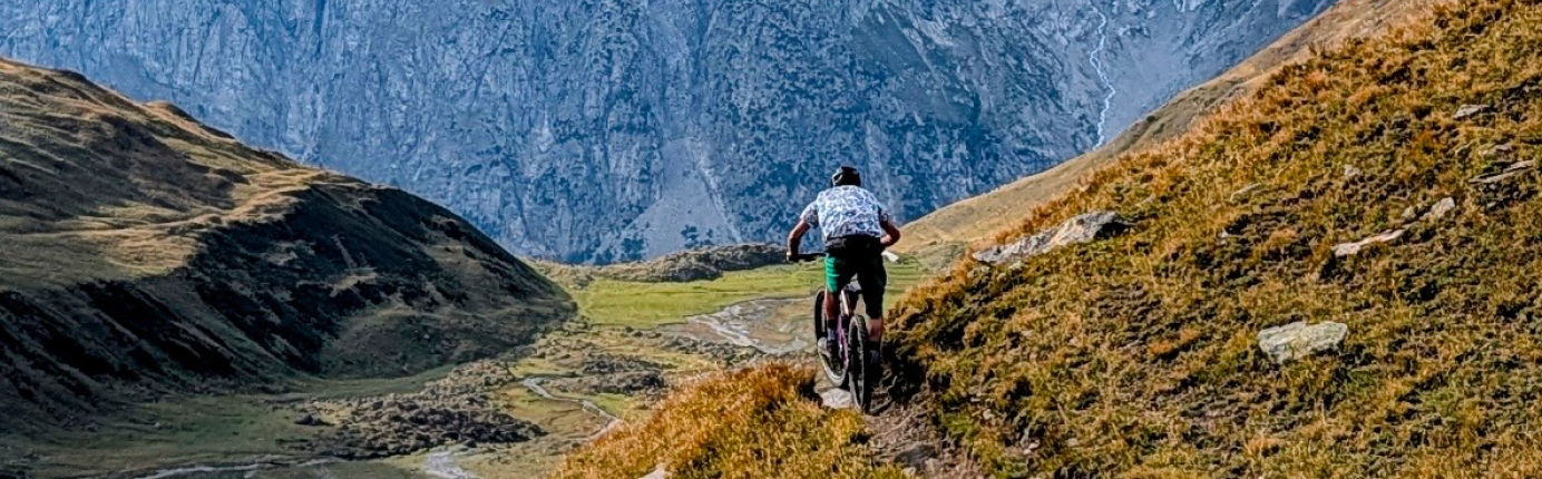 Ross Hewitt en train de gravir le Mont Blanc à vélo avant son accident